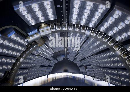 CAP CANAVERAL, Floride. -- dans l'installation d'entretien des charges utiles au Kennedy Space Center de la NASA en Floride, le système de protection acoustique de carénage (FAP) tapisse l'intérieur du carénage de charge utile Atlas V pour la mission Mars Science Laboratory (MSL) de la NASA. Cette moitié du carénage a été découverte lors des préparatifs pour le nettoyer afin de répondre aux exigences de la NASA en matière de protection planétaire. Le FAP protège la charge utile en amortissant le bruit créé par la fusée pendant le décollage. Le carénage protégera le vaisseau spatial de l'impact de la pression aérodynamique et de l'échauffement pendant l'ascension. Bien que jetée Banque D'Images