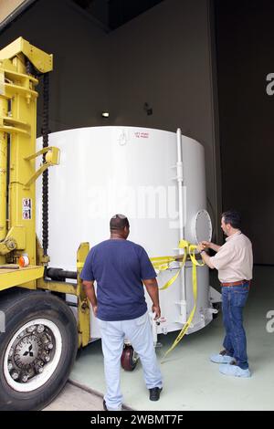 CAP CANAVERAL, Floride. – Un travailleur libère la sonde B de la Radiation Belt Storm de la NASA, enfermée dans un conteneur de transport protecteur, du chariot élévateur qui l’a livrée au SAS de l’installation de traitement de charge utile Astrotech près du Kennedy Space Center de la NASA en Floride, où les techniciens du laboratoire de physique appliquée commenceront les essais de vaisseaux spatiaux et les préparatifs de pré-lancement. Le vaisseau spatial jumeau RBSP est arrivé à l’installation d’atterrissage de la navette Kennedy dans la soute d’un avion C-17 de l’US Air Force plus tôt dans la journée. La mission RBSP nous aidera à comprendre l’influence du soleil sur la Terre et la Terre proche sp Banque D'Images