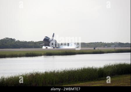 La navette spatiale Discovery a complété la mission STS-131 de 15 jours, atterrissant au Kennedy Space Center. L'équipage de sept membres a livré le module logistique Leonardo, transféré des fournitures, installé un gyroscope et un réservoir d'ammoniac, et récupéré une expérience japonaise de la Station spatiale internationale. Banque D'Images