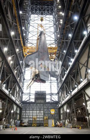 CAP CANAVERAL, Floride. -- dans le bâtiment d'assemblage de véhicules du Kennedy Space Center de la NASA en Floride, la navette Endeavour est soulevée et déplacée dans une baie haute où elle sera attachée à son réservoir de carburant externe et aux propulseurs de fusée solide, déjà positionnés sur la plate-forme du lanceur mobile. Endeavour et son équipage STS-134 livreront à la Station spatiale internationale le transporteur Express Logistics-3, le spectromètre magnétique Alpha, un réservoir de gaz haute pression, des pièces de rechange supplémentaires pour Dextre et des boucliers contre les débris micrométéoroïdes. Le lancement final d'Endeavour est prévu pour avril 19 à 7:48 h HAE. Banque D'Images