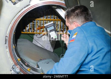 ISS028-E-041290 (7 septembre 2011) --- le cosmonaute russe Alexander Samokutyaev, ingénieur de vol de l'expédition 28, utilise le matériel scientifique russe Tekh-38 VETEROK ('Breeze') pour prendre des mesures de concentration aéro-ionique dans le mini-module de recherche Rassvet 1 (MRM1) de la Station spatiale internationale. Banque D'Images