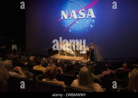 CAP CANAVERAL, Floride. – Les employés de la fonction publique et des entrepreneurs du Kennedy Space Center de la NASA et leurs familles remplissent le cinéma IMAX du complexe des visiteurs du Kennedy Space Center en Floride pour la cérémonie des KSC Honor Awards 2013. Robert Cabana, directeur de Kennedy, sur le podium, se prépare à annoncer les lauréats. Kennedy organise sa cérémonie annuelle de remise des prix d'honneur chaque printemps. Au cours de la cérémonie, le directeur et le directeur adjoint du centre remettent aux employés méritants divers prix sous forme de médailles et de certificats. La cérémonie est ouverte à tous les employés et diffusée aux employés qui le sont Banque D'Images