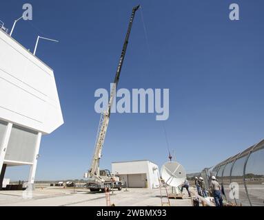 CAP CANAVERAL, Floride. – Les travailleurs utilisent une grue pour installer une nouvelle antenne de télémétrie parabolique et une nouvelle caméra de suivi sur le toit du Launch Control Center, ou LCC, dans le complexe de lancement 39 du Kennedy Space Center de la NASA en Floride. Ce système d'antenne et de caméra est le premier des trois systèmes qui seront installés sur le toit du LCC pour la station de radiofréquence et de télémétrie RFTS, qui sera utilisé pour surveiller les communications radiofréquence d'un lanceur au niveau de la rampe de lancement 39a ou B ainsi que pour fournir un relais radiofréquence pour un lanceur dans le bâtiment de montage des véhicules. Le RFTS remplace l'ère de la navette Banque D'Images