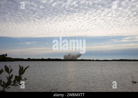 SpaceX Falcon 9 lance une capsule Dragon depuis le Launch Complex 40 à Cape Canaveral, transportant des marchandises vers l'ISS. Il s’agit du troisième voyage de Dragon, après une démonstration et une première mission de ravitaillement, dans le cadre des vols de ravitaillement sous contrat de la NASA. Banque D'Images