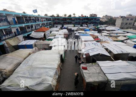 Les Palestiniens déplacés vivent dans une école gérée par l'Office des Nations Unies pour les réfugiés palestiniens de l'UNRWA les Palestiniens déplacés vivent dans une école gérée par l'Office des Nations Unies pour les réfugiés palestiniens de l'UNRWA à Deir al-Balah, dans le centre de la bande de Gaza. Photo de Naaman Omar apaimages Deir al-Balah bande de Gaza territoire palestinien 110124 Dair El-Balah NAA 2 002 Copyright : xapaimagesxNaamanxOmarxxxapaimagesx Banque D'Images