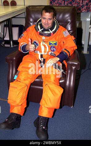 Daniel W. Bursch, membre d'équipage de l'expédition 4, reconnaît une deuxième tentative de lancement réussie de la navette spatiale Endeavour au Kennedy Space Center. STS-108 transportera l'équipage de l'expédition 4 à l'ISS, livrera le module logistique polyvalent Raffaello avec de l'eau, de l'équipement et des fournitures, et installera des couvertures thermiques sur l'équipement de la station. La mission a été lancée le 5 décembre 2001, à partir du Launch Pad 39B. Banque D'Images