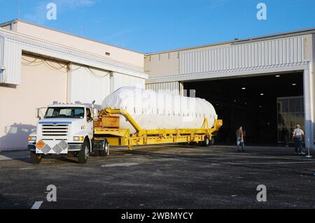 CENTRE SPATIAL KENNEDY, FLA. - L'étage supérieur Centaur (Bloc I) est roulé dans le hangar du Centre d'opérations spatiales de l'Atlas où il sera traité pour accoupler avec l'Atlas V Lockheed Martin, désigné AV-007, qui est le lanceur de l'orbiteur de reconnaissance Mars (MRO). Le MRO est conçu pour une série de cartographie mondiale, de levés régionaux et d'observations ciblées à partir d'une orbite de Mars proche-polaire et à basse altitude. Ces observations seront sans précédent en termes de résolution spatiale et de couverture obtenues par les instruments de l’orbiteur lorsqu’ils observent l’atmosphère et la surface de Ma Banque D'Images