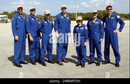 CENTRE SPATIAL KENNEDY, FLA. - L'équipage de la STS-109 pose sur la piste de protection de la Station aérienne de Cape Canaveral avant de partir pour Houston. L'équipage est retourné au KSC à bord du Columbia le 12 mars après une mission de 11 jours d'entretien du télescope spatial Hubble. De gauche à droite, les spécialistes de mission Michael Massimino et Richard Linnehan ; le pilote Duane Carey ; le commandant Scott Altman ; et les spécialistes de mission Nancy Currie, John Grunsfeld et James Newman. Grunsfeld était le commandant de charge utile de la mission Banque D'Images