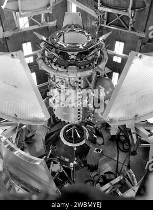 Des vérifications d'ajustement ont été effectuées dans une chambre d'altitude au Kennedy Space Center entre le vaisseau spatial Apollo et le module d'amarrage pour le projet d'essai Apollo-Soyouz. Banque D'Images
