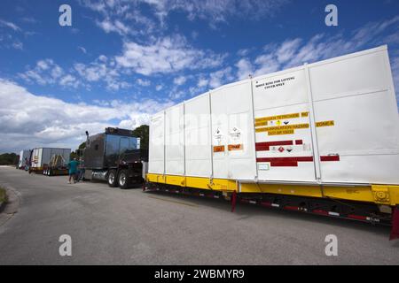 CAP CANAVERAL, Floride. – À l’extérieur du Hazardous Maintenance Facility du Kennedy Space Center de la NASA en Floride, les pods gauche et droit du système de manœuvre orbitale (OMS) et du système de contrôle de réaction avant (FRCS) de la navette spatiale Endeavour sont sécurisés dans plusieurs conteneurs et prêts à être transportés jusqu’au port spatial de White Sands au Nouveau-Mexique. Le travail fait partie du processus de transition et de retrait de la navette Endeavour dans le cadre du Programme de la navette spatiale. À White Sands, les modules OMS et FRCS subiront une désertion et un nettoyage complets, puis seront retournés à Kennedy pour être réinstallés sur Endeavour. Endeavou Banque D'Images