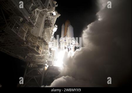 CAP CANAVERAL, Floride. - Un nuage d'échappement gonfle autour du Launch Pad 39a au Kennedy Space Center de la NASA en Floride alors que la navette spatiale Discovery décolle à 6 21 h HAE le 5 avril pour commencer la mission STS-131. L'équipage de sept membres livrera le module logistique polyvalent Leonardo, rempli de fournitures, un nouveau dortoir d'équipage et des casiers scientifiques qui seront transférés dans les laboratoires de la Station spatiale internationale. L’équipage activera également un gyroscope sur la ferme de la station, installera un réservoir de stockage d’ammoniac de rechange et récupérera une expérience japonaise à l’extérieur de la station. STS- Banque D'Images