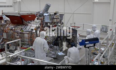 Des ingénieurs et des techniciens ferment la voûte de l'Europa Clipper de la NASA dans la salle blanche principale du Spacecraft Assembly Facility du Jet propulsion Laboratory de l'agence en Californie du Sud le 7 octobre 2023. La voûte protégera l'électronique sophistiquée du vaisseau spatial alors qu'il tourne autour de Jupiter et qu'il subit l'un des environnements de rayonnement les plus pénibles de notre système solaire. La mission vise le 2024 octobre pour le lancement de son vaisseau spatial, qui volera par Europa environ 50 fois. Le principal objectif scientifique d'Europa Clipper est de déterminer s'il y a des endroits en dessous du ci de Jupiter Banque D'Images