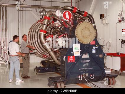CENTRE SPATIAL KENNEDY, FLA. -- Mike Cosgrove (à gauche) et Bob Petrie (à droite), tous deux avec Boeing Rocketdyne, regardent au-dessus du moteur principal amélioré de la navette spatiale (moteur bloc 2) alors qu'il se trouve dans l'installation de traitement du moteur principal de la navette spatiale. Le nouveau moteur sera installé pour son premier vol sur l’orbiteur Atlantis, dans le cadre de la mission STS-104. La configuration du moteur principal Block II est fabriquée par Boeing Rocketdyne à Canoga Park, en Californie, et comprend une nouvelle pompe turbo-carburant haute pression Pratt & Whitney. Les améliorations des moteurs sont gérées par le Marshall Space Flight Center de la NASA à Huntsville, en Alabama. Chaque SP Banque D'Images