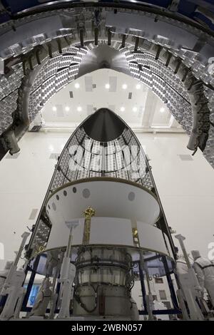 CAP CANAVERAL, Floride. -- dans le Payload Hazardous Servicing Facility au Kennedy Space Center de la NASA en Floride, des sections d'un carénage de charge utile de fusée Atlas V engloutissent le Mars Science Laboratory (MSL) de la NASA alors qu'elles se rapprochent autour de lui. Les blocs à l'intérieur du carénage sont des composants du système de protection acoustique du carénage (FAP), conçu pour protéger la charge utile en amortissant le bruit créé par la fusée pendant le décollage. Le carénage protégera le vaisseau spatial de l'impact de la pression aérodynamique et de l'échauffement pendant l'ascension. Les composants de MSL comprennent un rover compact de la taille d'une voiture, Curiosity, Banque D'Images