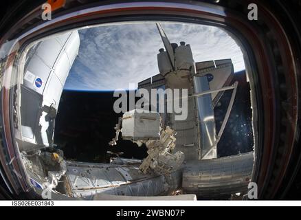 Un membre de l'équipage de l'expédition 26 a photographié la navette spatiale amarrée Discovery (STS-133) avec son RMS/OBSS, le module permanent polyvalent nouvellement installé et le Dextre (SPDM), construit au Canada, dans le contexte de l'espace et de l'horizon terrestre. Banque D'Images