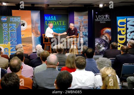 CENTRE SPATIAL KENNEDY, FLA. - L'administrateur de la NASA Sean O'Keefe (à droite) est accompagné sur scène dans l'Auditorium du site de presse par le directeur du Centre Jim Kennedy pour un rapport aux employés sur l'état de l'Agence. La mise à jour a été diffusée en direct via NASA Television. O'Keefe s'est concentré sur les réalisations de 2004 et les objectifs fixés pour 2005. Ses remarques ont souligné les étapes franchies dans la Vision for Space exploration de la NASA, y compris le lancement de la mission d'impact profond chassant les comètes et l'atterrissage de la sonde Huygens sur Titan, la lune de Jupiter, tous deux survenus au cours des deux derniers jours, et les progrès réalisés en moi Banque D'Images