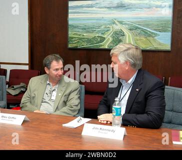 CENTRE SPATIAL KENNEDY, FLA. - Le Dr Michael Griffin (à gauche), le nouvel administrateur de la National Aeronautics and Space Administration (NASA), rencontre James W. Kennedy, directeur du John F. Kennedy Space Center (KSC) en Floride, lors de la première visite officielle de Griffin au Centre. Griffin est le 11e administrateur de la NASA, un rôle qu'il a assumé le 14 avril 2005. Griffin a été nommé à ce poste en mars par le président George W. Bush alors qu'il était chef du département spatial au Laboratoire de physique appliquée de l'Université Johns Hopkins à Baltimore. Un ingénieur professionnel agréé à Mary Banque D'Images