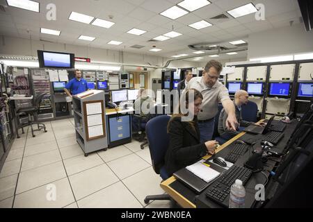 Base aérienne de VANDENBERG, Californie -- depuis leurs postes dans le laboratoire de télémétrie de la base aérienne de Vandenberg, les ingénieurs et les techniciens surveillent le compte à rebours d'un satellite Atlas V de la United Launch Alliance avec la mission de continuité des données Landsat, ou LDCM, avant le décollage. La mission de continuité des données Landsat, ou LDCM, est l'avenir des satellites Landsat. Il continuera d'obtenir des données et des images précieuses qui seront utilisées dans les domaines de l'agriculture, de l'éducation, des affaires, des sciences et du gouvernement. Le programme Landsat permet l'acquisition répétitive de données multispectrales à haute résolution de la surface de la Terre sur un glob Banque D'Images