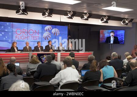 Dans l’auditorium Press site du Kennedy Space Center, des dirigeants d’agences et de l’industrie se sont entretenus avec des membres des médias alors que le vaisseau spatial Orion et sa fusée Delta IV Heavy étaient en préparation pour le lancement le 3 décembre 2014. De gauche à droite : Brandi Doyen des Affaires publiques de la NASA, Mark Geyer, gestionnaire de programme Orion, Mike Hawes, Lockheed Martin gestionnaire de programme Orion, Jeff Angermeier, gestionnaire de mission exploration Flight Test-1, développement des systèmes au sol et opérations, Ron Fortson, directeur de la gestion de mission United Launch Alliance, et Kathy Winters, officier météorologique de lancement de la 45e Escadre spatiale de l'US Air Force. O Banque D'Images