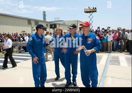 CAP CANAVERAL, Floride. -- les membres de l'équipage STS-135 s'arrêtent pour une photo après un événement d'appréciation des employés tenu devant l'Orbiter Processing Facility-2 au Kennedy Space Center de la NASA en Floride. On peut voir ici les spécialistes de mission Rex Walheim (à gauche) et Sandy Magnus, le commandant Chris Ferguson et le pilote Doug Hurley. Le retour final d'Atlantis sur Terre a eu lieu à 5:57 h HAE le 21 juillet 2011. Sécurisant la place de la flotte de navettes spatiales dans l'histoire, Atlantis marque le 26e atterrissage nocturne du programme de navette spatiale de la NASA et le 78e atterrissage à Kennedy. Atlantis et son équipage livrent Banque D'Images