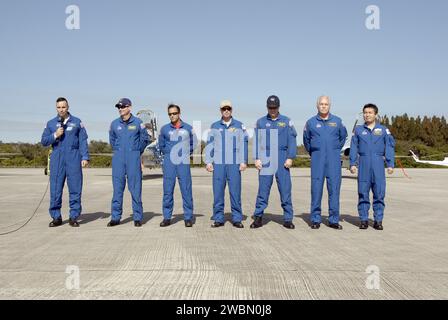 CAP CANAVERAL, Floride. – Après son arrivée à l'installation d'atterrissage de la navette au Centre spatial Kennedy de la NASA en Floride, le commandant de la STS-119 Lee Archambault accueille les médias. Lui et d'autres membres de l'équipage ont expliqué leur rôle dans la mission à venir et ont répondu aux questions des journalistes. À côté d'Archambault, à partir de la gauche, se trouvent le pilote Tony Antonelli et les spécialistes de mission Joseph Acaba, Steve Swanson, Richard Arnold, John Phillips et Koichi Wakata. Wakata représente l'Agence japonaise d'exploration aérospatiale et volera en mission vers la Station spatiale internationale pour rester en place en tant que membre de l'Expeditio Banque D'Images