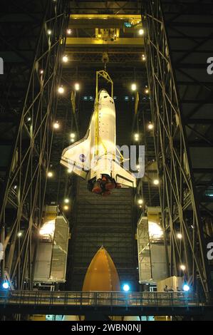 CENTRE SPATIAL KENNEDY, FLA. - Dans le bâtiment de montage des véhicules, la navette spatiale Atlantis est soulevée au-dessus de sa pile External Tank Solid Rocket Booster. L'orbiteur sera abaissé dans l'allée de transfert et ramené au compartiment 1 de l'Orbiter Processing Facility (OPF). Une fois dans l'OPF, le traitement commencera pour la mission STS-115, le 19e vol vers la Station spatiale internationale. Le char, et-120, est le premier et redessiné à arriver au KSC et il subira d’autres essais avant la mission de retour en vol STS-121 l’an prochain. Banque D'Images