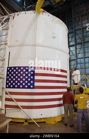 Au Kennedy Space Center Vehicle Assembly Building High Bay 4 en Floride, le technicien Troy Merrick installe une caméra vidéo orientée vers le bas sur les segments 6 et 7 de fusée Ares I-X. La caméra fournira une vidéo en direct pendant le vol d'essai. Ares I-X est un véhicule d'essai du programme Constellation pour la fusée Ares I, qui fait partie d'un système de transport spatial destiné à de futures missions lunaires, mars et solaires. Le vol d'essai est prévu au plus tôt en août 30. Banque D'Images