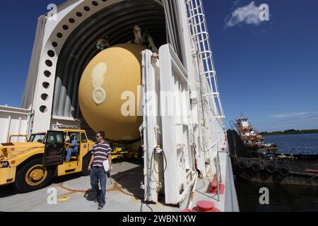 CAP CANAVERAL, Floride. – Un ouvrier tire le réservoir externe 134 de la barge Pegasus amarrée dans le bassin de virage près du Vehicle Assembly Building, ou VAB, au Kennedy Space Center de la NASA en Floride. Pegasus est arrivé en Floride après un voyage océanique remorqué par un navire de récupération de fusée solide à partir de Michoud Assembly Facility de la NASA près de la Nouvelle-Orléans. Une fois le réservoir de carburant déchargé, il sera transporté dans le VAB où il sera stocké jusqu'à ce qu'il soit nécessaire. L'ET-134 servira à lancer la navette spatiale Endeavour sur la mission STS-130 vers la Station spatiale internationale. Le lancement est prévu pour le 4 février 2010. Banque D'Images