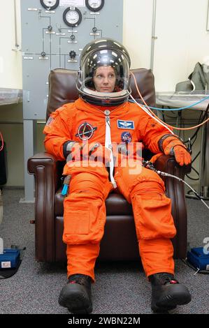 Le commandant du STS-114 Eileen Collins se présente au Kennedy Space Center pour des activités de test de démonstration de compte à rebours terminal, y compris un compte à rebours simulé et un arrêt simulé du moteur, avant la première mission de retour au vol vers l'ISS depuis l'aire de lancement 39B. Banque D'Images