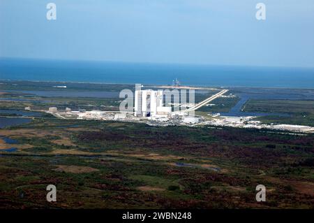 CENTRE SPATIAL KENNEDY, FLA. - Une vue aérienne d'une partie du complexe géant du Kennedy Space Center de la NASA comprenant le Vehicle Assembly Building (VAB) et ses environs. La navette spatiale Discovery et sa pile de matériel de support, quelques jours plus tôt, ont pris le long et lent voyage du VAB au sommet du véhicule crawler transport au Launch Pad 39B en préparation de la mission STS-114. La navette peut être vue dans le fond lointain, juste au-dessus du centre droit. Ceci est l'une d'une série de photos prises à travers le cockpit d'un Gulfstream 2 de la NASA. Banque D'Images