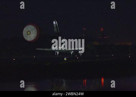 La navette spatiale Atlantis atterrit sur la piste 15 au Kennedy Space Center avec la goulotte déployée. Les membres de l'équipage sont Chris Ferguson, Doug Hurley, Sandy Magnus et Rex Walheim. STS-135 a livré plus de 9 400 livres de fournitures dans le module logistique de Raffaello à l'ISS. Cela a marqué la 33e et dernière mission d’Atlantis, accomplissant 307 jours dans l’espace et 4 848 orbites de la Terre. Banque D'Images