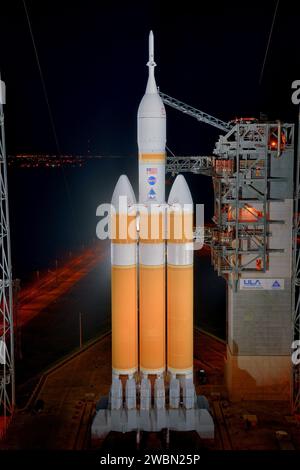 Le portique de lancement est retourné pour révéler le vaisseau spatial Orion de la NASA monté au sommet d'une fusée Delta IV Heavy de la United Launch Alliance au complexe de lancement spatial 37 de la Station aérienne de Cape Canaveral le 3 décembre 2014. Partie du transfert d'images par lots à partir de Flickr. Banque D'Images