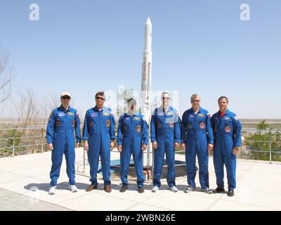 Derrière les quartiers de l'équipage de l'hôtel Cosmonaut à Baïkonour, au Kazakhstan, les membres d'équipage principaux et de secours pour les incréments de l'expédition 31/32 sur la Station spatiale internationale posent pour des photos le 10 mai 2012 lors d'une pause entre l'entraînement pour le prochain lancement du vaisseau spatial Soyouz TMA-04M et le complexe orbital. De gauche à droite se trouvent l'ingénieur de vol Sergei Revin, le commandant Soyouz Gennady Padalka, l'ingénieur de vol Joe Acaba de la NASA, l'ingénieur de vol de secours Evgeny Tarelkin, le commandant Soyouz de secours Oleg Novitskiy et l'ingénieur de vol de secours Kevin Ford de la NASA. Acaba, Padalka et Revin W Banque D'Images