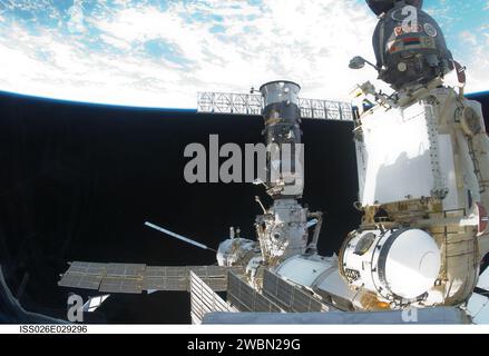 Le véhicule de transfert automatisé 2 de l’Agence spatiale européenne, Johannes Kepler, arrime avec succès avec le module de service Zvezda sur la Station spatiale internationale le 24 février 2011, livrant des fournitures et des équipements pour soutenir les missions en cours. Banque D'Images