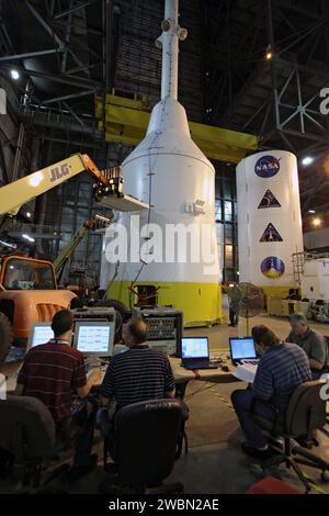 CAP CANAVERAL, Floride. – Dans la baie haute 4 du Vehicle Assembly Building du Kennedy Space Center de la NASA en Floride, les techniciens commencent les tests de relevé modal sur la partie supérieure de l’Ares I-X (centre) après que les capteurs aient été placés sur la pile. Le sommet comprend la tour d'abandon de lancement, le module d'équipage, le module de service et l'adaptateur du vaisseau spatial. Les secoueurs imposeront des charges/vibrations aléatoires pour déterminer les premiers modes de flexion du véhicule d’essai en vol et les capteurs stratégiquement situés dans les piles mesureront la quantité, l’accélération et la direction du mouvement. Le but du test est Banque D'Images