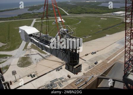 CAP CANAVERAL, Floride. – Les élingues d’une grande grue font basculer le bras d’accès de l’orbiteur détaché, qui se termine dans la salle blanche, loin de la structure de service fixe, ou FSS, sur la plateforme de lancement 39B du Kennedy Space Center de la NASA en Floride. La White Room permettait d'entrer dans les navettes spatiales qui se trouvaient sur le pad. Le bras est retiré de la FSS pour la conversion du PAD en site de lancement de l'Ares I-X. du programme Constellation Le lancement de l'essai en vol Ares I-X est prévu pour août 2009. Banque D'Images