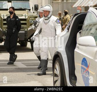 Les astronautes de la NASA Douglas Hurley et Robert Behnken se préparent au Kennedy Space Center pour embarquer à bord du SpaceX Crew Dragon pour la mission Demo-2. Le lancement depuis le complexe 39A à bord de la fusée Falcon 9 est prévu pour le 27 mai 2020 à 16h33 HAE. Demo-2 est le premier lancement avec équipage de Crew Dragon vers la Station spatiale internationale dans le cadre du programme commercial Crew de la NASA, marquant le retour des astronautes américains en orbite depuis le programme de la navette spatiale. Banque D'Images