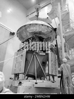 CENTRE SPATIAL KENNEDY, FLA. -- la vue en gros plan montre Viking Lander (en haut) et Orbiter accouplés dans Kennedy Space Center Spacecraft Assembly and encapsulation Facility. Banque D'Images