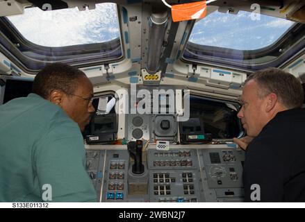 S133-E-011312 (7 mars 2011) --- les astronautes de la NASA Steve Lindsey (à droite), commandant de STS-133 ; et Alvin Drew, spécialiste de mission, sont photographiés sur le pont d'envol arrière de la navette spatiale Discovery pendant les activités du jour de vol 12. Banque D'Images