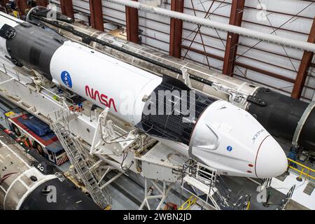 Une fusée SpaceX Falcon 9 et la résilience Crew Dragon pour la mission Crew-1 de la NASA SpaceX sont vues à l’intérieur du hangar SpaceX du Kennedy Space Center de la NASA en Floride le 9 novembre 2020, avant d’être déployées sur la plateforme de lancement 39A. Crew-1 est la première mission régulière d’équipage d’un vaisseau spatial commercial américain avec des astronautes à la Station spatiale internationale dans le cadre du programme commercial Crew de la NASA. La capsule Crew Dragon sera lancée au sommet d’une fusée Falcon 9 du Launch Complex 39a transportant les astronautes Michael Hopkins, Victor Glover, Shannon Walker et l’astronaute de l’Agence japonaise d’exploration aérospatiale (JAXA) Soichi Nog Banque D'Images