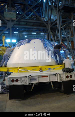 CAP CANAVERAL, Floride. – Dans la baie haute 4 du bâtiment d'assemblage de véhicules au Kennedy Space Center de la NASA en Floride, les travailleurs retirent la couverture bleue protectrice du module d'équipage du simulateur pour la fusée Ares I-X. Le module d'équipage du simulateur à grande échelle, usiné avec précision, fait partie du matériel qui sera utilisé pour le lancement de la fusée. Arrive également un système d'abandon de lancement qui, avec le module, formera la pointe de la fusée. Ares I-X est le vol d'essai de l'Ares I. Le vol I-X fournira à la NASA une occasion précoce de tester et de prouver le matériel, les installations et les opérations au sol associ Banque D'Images