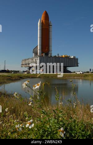 La navette spatiale Discovery est transportée sur la plate-forme du lanceur mobile pour un déploiement de 3,4 milles vers la plate-forme de lancement 39A au Kennedy Space Center en préparation de sa mission STS-119 vers la Station spatiale internationale. Banque D'Images