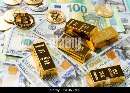 Bitcoins, lingots d'or, billets de banque de 100 dollars et 100 euros gros plan en arrière-plan. Le concept de la finance, des affaires, de la richesse, du succès, de la crypto-monnaie Banque D'Images
