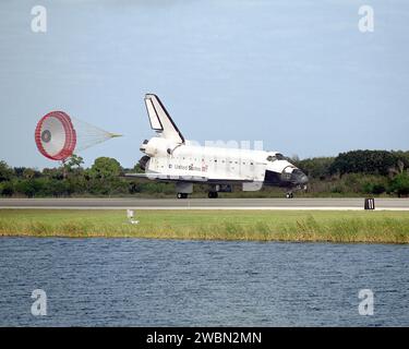 CENTRE SPATIAL KENNEDY, FLA. -- Orbiter Endeavour ralentit jusqu'à un arrêt sur la piste 15 à l'installation d'atterrissage de la navette KSC alors que sa chute de traînée tombe lentement au sol. Finissant la mission STS-108, le toucher des roues d'Endeavour a eu lieu à 12 55 10 h HNE (17 55 10 h GMT) ; le toucher des roues avant à 12 55 23 h (17 55 23 h GMT) ; l'arrêt des roues à 12 56 13 h (17 56 13 h GMT). La distance de déploiement était de 8 941 pieds. Endeavour transporte à la fois l'équipage de la mission et l'équipage de l'expédition 3 - le commandant Frank Culbertson et les cosmonautes Vladimir Dezhurov et Mikhail Tyurine - qui retournent sur Terre après 129 jours dans l'espace Banque D'Images