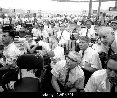 CENTRE SPATIAL KENNEDY, FLA. -- le personnel du blockhaus de Saturn au complexe 37 pendant le décollage de sa-3. Le Dr Kurt Debus et le Dr Wernher von Braun sont au premier plan. Banque D'Images