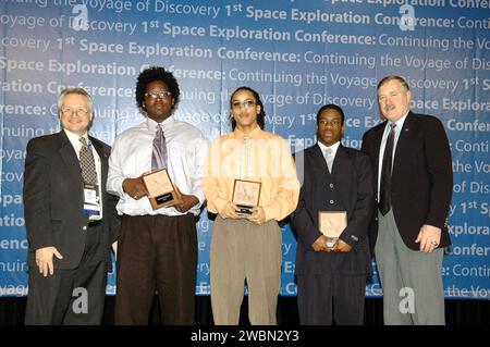 CENTRE SPATIAL KENNEDY, FLA. - Lors de la « 1e Conférence d’exploration spatiale poursuivant le voyage de découverte », qui se tient au Disney’s Contemporary Resort à Orlando, l’équipe de la NASA Explorer School de la McNair High School dans le comté de Dekalb, Géorgie, reçoit le prix du Space exploration Video Festival parrainé par Lockheed Martin. Trenten Nash, Theo Maxie et Daniel Jackson sont les lauréats. John Karas (à gauche), Lockheed, et l'amiral Craig Steidle (à droite), administrateur associé, Bureau des systèmes d'exploration de la NASA, ont présenté les prix. La conférence de trois jours a attiré des participants d'aro Banque D'Images