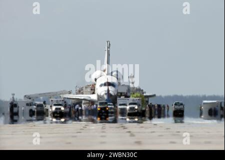 La navette spatiale Atlantis a été accueillie par des véhicules de sécurité et d'urgence sur la piste 33 au Kennedy Space Center après avoir terminé la mission STS-132 de 12 jours livrant le Mini Research module-1 construit en Russie à l'ISS. Banque D'Images
