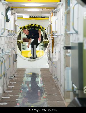 Reid Wiseman, membre de l'équipage de l'expédition 40, et Alexander Gerst, astronaute de l'ESA, ainsi que Steve Swanson, membre de l'équipage du Soyouz 38, ont mené une formation de routine sur les opérations MS 1 dans les maquettes de l'ISS au bâtiment 9NW, préparant les procédures opérationnelles à bord de la Station spatiale internationale. Banque D'Images