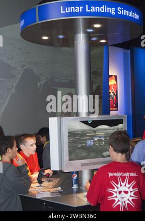 CAP CANAVERAL, Floride. – Au Kennedy Space Center Visitor Complex en Floride, les élèves de sixième année utilisent une simulation informatique pour s’entraîner à faire atterrir un vaisseau spatial sur la lune. Entre le 26 novembre et le 7 décembre 2012, environ 5 300 élèves de sixième année du comté de Brevard, en Floride, ont été envoyés en bus au complexe des visiteurs de Kennedy pour la semaine spatiale de Brevard, un programme éducatif conçu pour encourager l'intérêt pour les sciences, la technologie, l'ingénierie et les mathématiques STEM. Banque D'Images