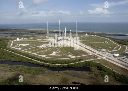 CAP CANAVERAL, Floride. – Au Kennedy Space Center de la NASA en Floride, la fusée Ares I-X de 327 pieds de haut attend le décollage sur le Launch Pad 39B de forme hexagonale lors de son prochain essai en vol. À l'arrière-plan se trouve l'océan Atlantique. C'est la première fois depuis que les fusées Saturn du programme Apollo ont été retirées qu'un véhicule autre que la navette spatiale occupe le plateau. Les modifications apportées au coussin pour soutenir l'Ares I-X comprenaient la suppression de sous-systèmes uniques de la navette, tels que le bras d'accès à l'orbiteur et une section du bras de ventilation de l'oxygène gazeux, et l'installation de trois sous-systèmes de foudre de 600 pieds Banque D'Images